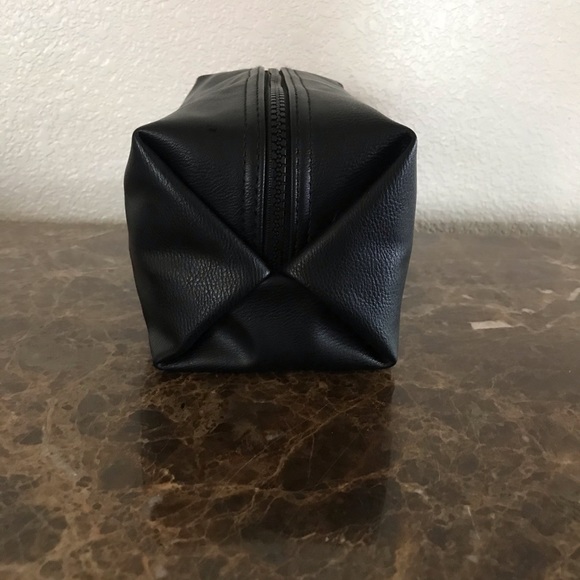 Guess Men's Travel Kit Black Leather Toiletry Case - Picture 2 of 4